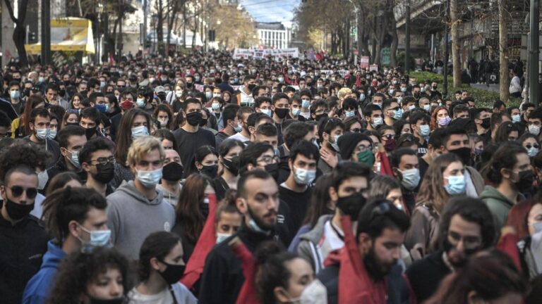 İran’da üniversite kampüsünde soyunarak ‘katı kıyafet kuralını’ protesto eden kız öğrenci serbest bırakıldı