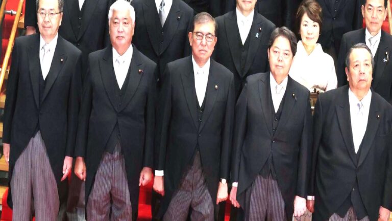 Japonya’da hükümet istifa etti
