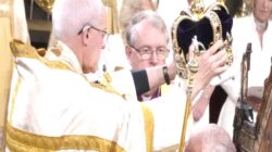 Kral Charles’a tacını giydiren İngiltere Kilisesi’nin başı Welby, skandal sonrası istifa etti