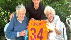 Lucas Torreira Uruguay’ın eski cumhurbaşkanına Galatasaray forması hediye etti