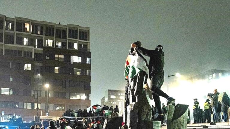 ‘Özgür Filistin’ yazan pankartı indirmeye çalışan israilli taraftar dayak yedi