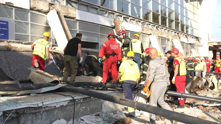 Sırbistan’da tren istasyonunda 15 kişiyi öldüren kazayla ilgili eski İnşaat Bakanı Vesic de gözaltına alındı