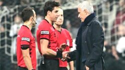 Beşiktaş maçı sonrası Fenerbahçe Teknik Direktörü Jose Mourinho Mehmet Türkmen’e sarıldı