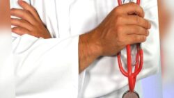 Düşük maaşlar ve güvencesiz koşullar emekli hekimleri de çalışmak zorunda bırakıyor