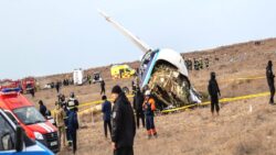 Kazakistan’da düşen uçağın enkazında görülen delikler tartışma yarattı