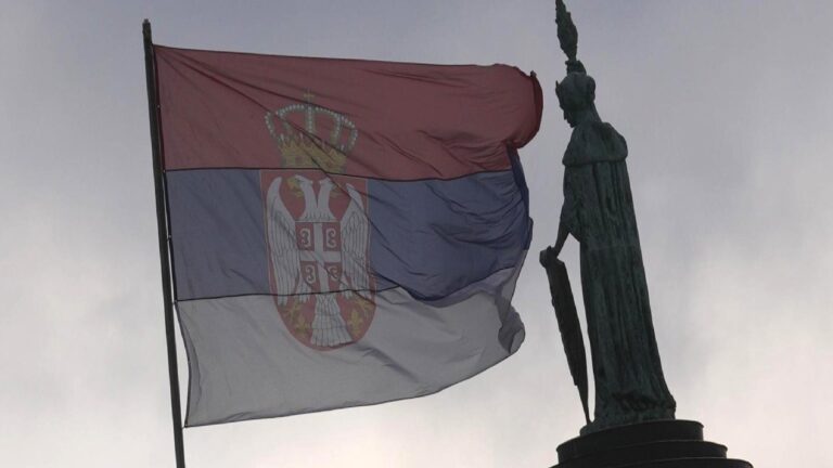 Sırbistan’da okul saldırısında 10 kişiyi öldüren çocuğun ebeveynlerine 17.5 yıl hapis cezası verildi