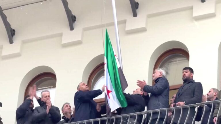 Suriye’nin Moskova Konsolosu: Yeni hükümet diplomatlardan halk için çalışmaya devam etmelerini istedi