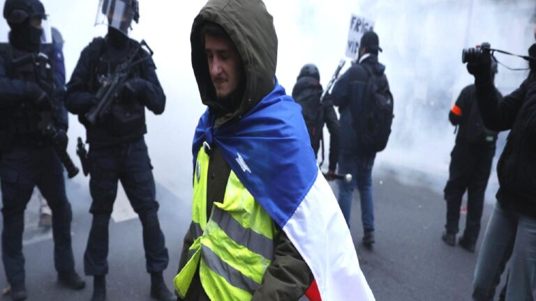 Zor günler tekrar başlıyor: Fransa’da 200 bin kişi Macron’un istifası için sokaklara çıktı