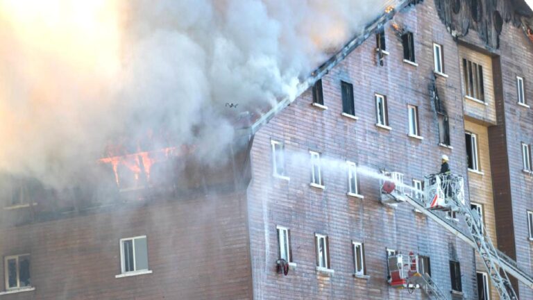 EMO’dan yanan Grand Kartal Oteli için açıklama: Yangın ihbarı ve tahliye süreçlerinde eksikliklerin olduğu anlaşılmaktadır