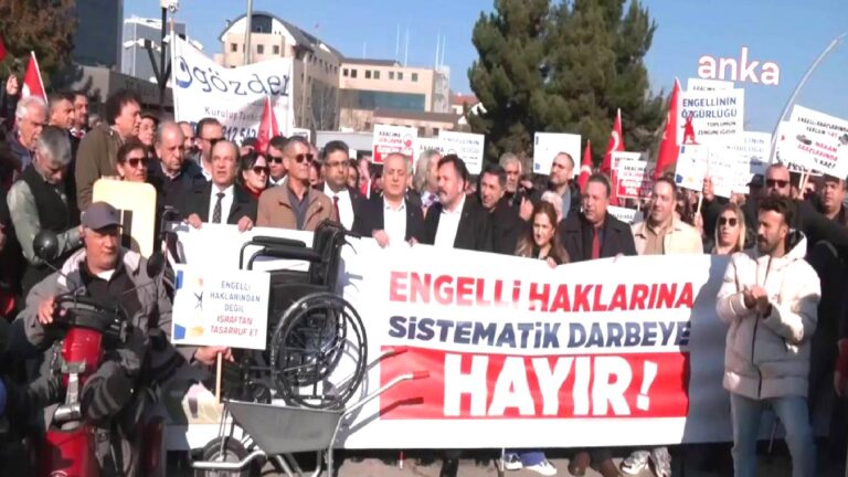 Engellilerden bakanlık önünde ÖTV protestosu: Yola çıkma özgürlüğümüzü elimizden aldınız!