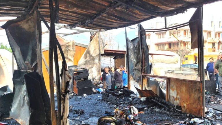 Hatay’da elektrik kablolarından çıkan yangında 3 konteyner küle döndü