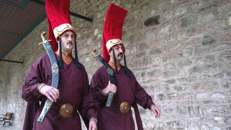 Topkapı Sarayı’nda jandarmaların ‘silahtar’ kıyafetiyle nöbeti: ‘Bize ulaşanlardan teşekkür alıyoruz’