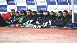 Beşiktaşlı futbolcuların Sivas deplasmanında soğukla imtihanı! Battaniyeyle ısındılar