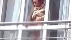 Eşi tarafından bıçaklanan kadın, kanlar içinde pencereden yardım istedi; o anlar kamerada!