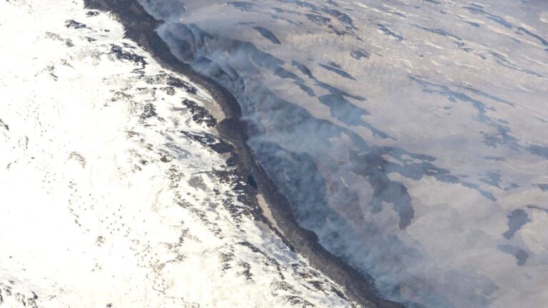 Etna Yanardağı’nda haraketlilik: Kül ve lav püskürtme devam ediyor