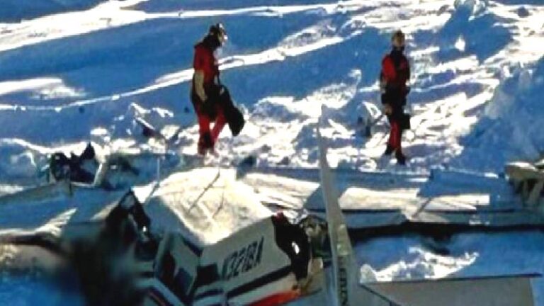 Kayıp uçağın enkazına ulaşıldı; 10 kişi can verdi