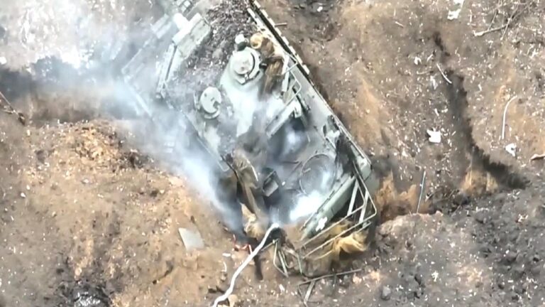 Rus askerler Donbass’ta Ukrayna ordusuna ait bir Leopard tankını imha etti
