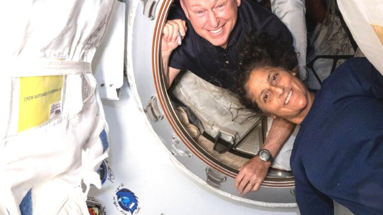 Uzayda mahsur kalan NASA astronotlarından mesaj var!