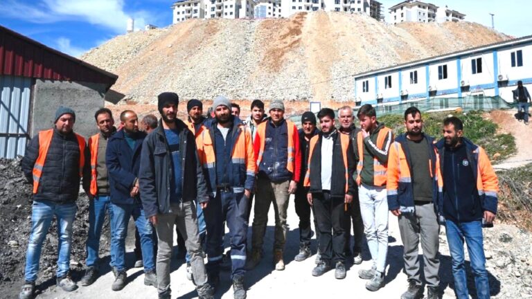 Adıyaman’da TOKİ işçileri ücretlerinin ödenmemesi nedeniyle iş bıraktı