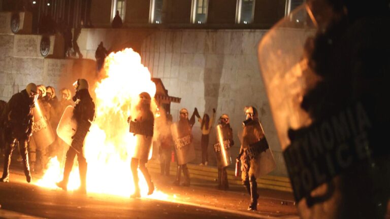 Atina alevlendi: Hükümet güvensizlik önergesini reddetti