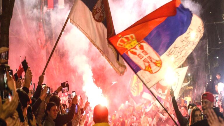 Belgrad’da protestocular havai fişek kullanmaya başladı