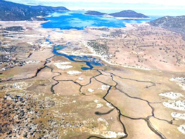Beyşehir Gölü’nde kuraklık alarmı: Sular çekildi, gizli su gözesi ortaya çıktı