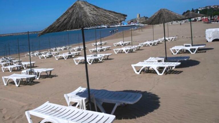 “Çıplaklar” rahatsız olduğu için mayo yasaklandı