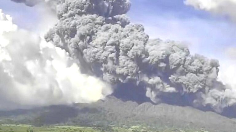 Guatemala’daki Fuego Yanardağ’ı patladı: 30 bin kişi risk altında