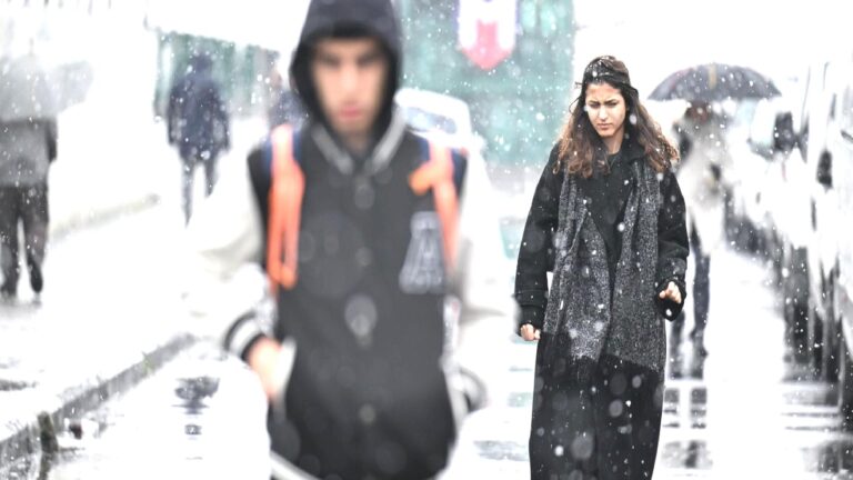 Hava sıcaklığı aniden düşecek: İstanbul’a kar yağacak mı? Atkı ve eldivenleri hazırlayın, Meteoroloji uzmanı tarih verdi