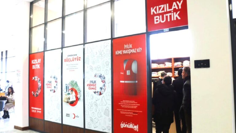 Hemşirelere Kızılay Mağazası’nda tezgahtarlık yaptırılıyor