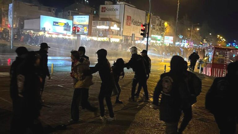İzmir’de İmamoğlu için yapılan eylemlerde çok sayıda gözaltı