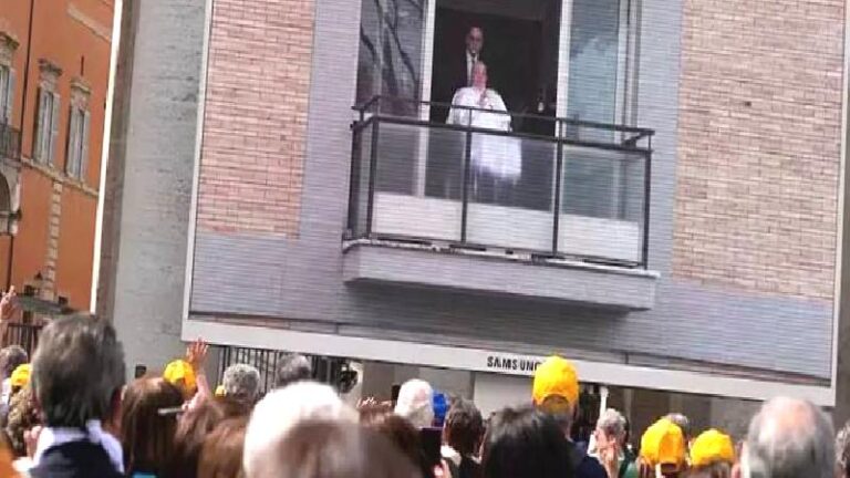 Papa Franciscus, hastaneden taburcu edildi