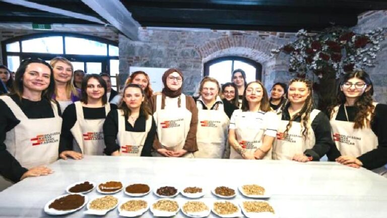 Sabancı Vakfı Mütevelli Heyeti Başkanı Güler Sabancı, İzmir’de “Ben de varım, buradayım” diyen genç kadınlarla buluştu