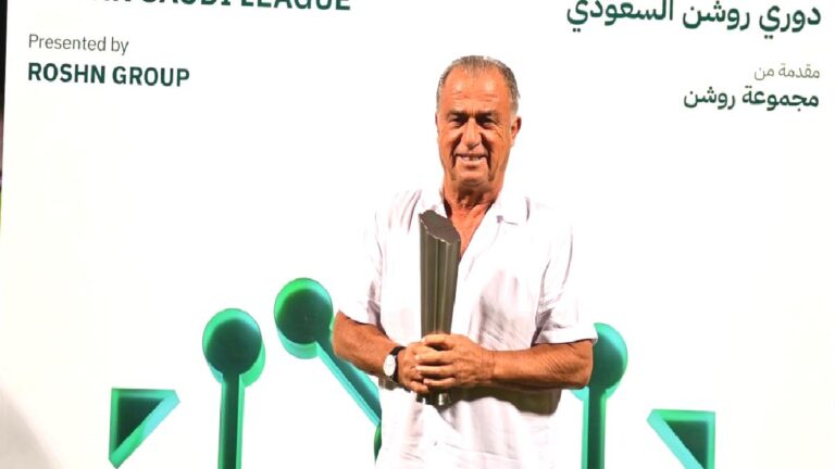 Fatih Terim “Ayın Teknik Direktörü” ödülünü aldı.