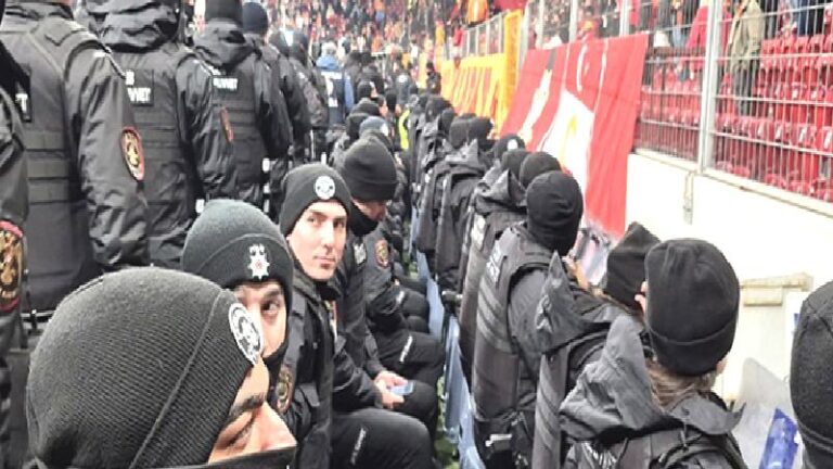 Fenerbahçe-Galatasaray derbisi için güvenlik alarmı: 30 bin polis görev başında