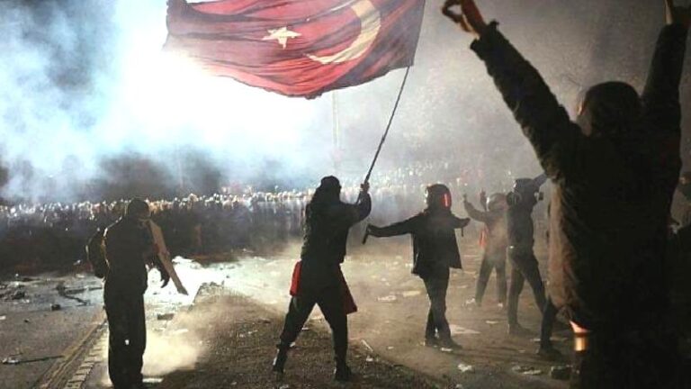 İmamoğlu protestolarında tutuklanan öğrencilerden mektup var: Türk bayrağı açmam delil olarak gösteriliyor!