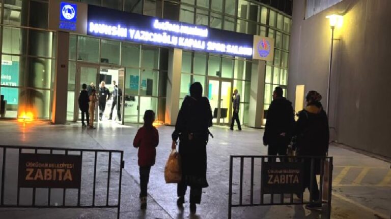 İstanbul’da bazı vatandaşlar deprem endişesiyle geceyi dışarıda geçiriyor