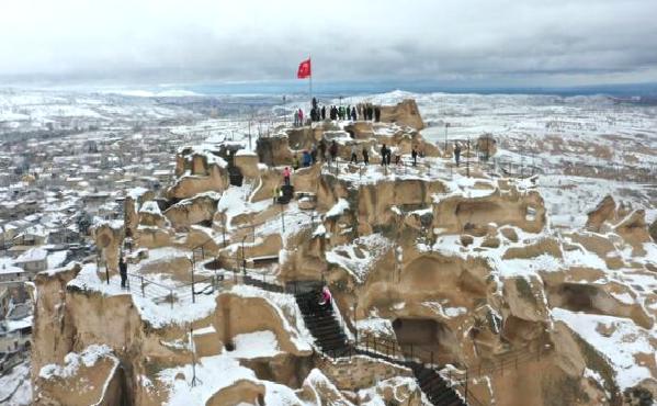 Kapadokya bahar ortasında beyaza büründü