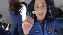 Katy Perry uzaya papatya götürme sebebini açıkladı