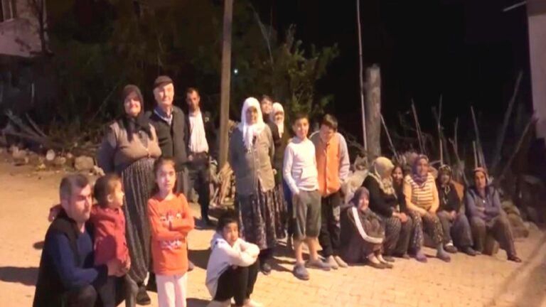 Kütahya’daki deprem sonrası Yemişli köyünün bazı sakinleri geceyi dışarıda geçirdi