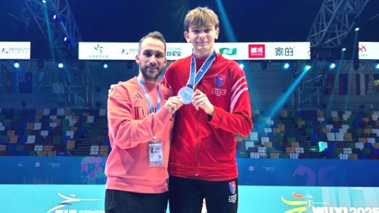 Milli eskrimci Candeniz Berrak dünya ikincisi oldu!