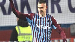 Osimhen’i solladı