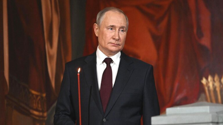Putin, Kurtarıcı İsa Katedrali’ndeki Paskalya ayinine katıldı