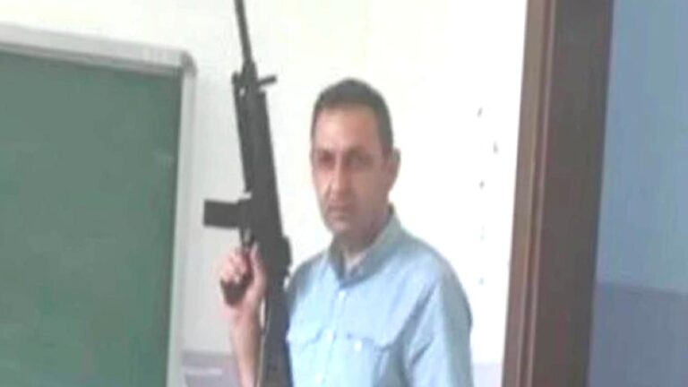 Sınıfta silahla fotoğraf çektirmişti: Müdür yardımcısı hakkında inceleme başlatıldı