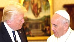 Trump’tan Papa Francis’e saygı duruşu: ABD’de bayraklar yarıya indirildi
