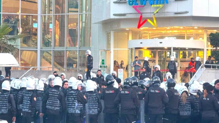 Cevahir önünde gözaltına alınan 120 kişi hâkim karşısına çıktı, dava ertlendi; “Ablukadan çıkmama izin verilmedi, saatlerce ters kelepçeyle bekletildim”