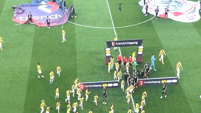 Fenerbahçe-Beşiktaş maçında futbolcular el sıkışmadı