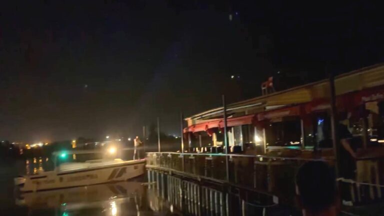 Fırat Nehri üzerinde sabitlenen restoranın halatı koptu, sürüklenen müşteri ve personel botla kurtarıldı