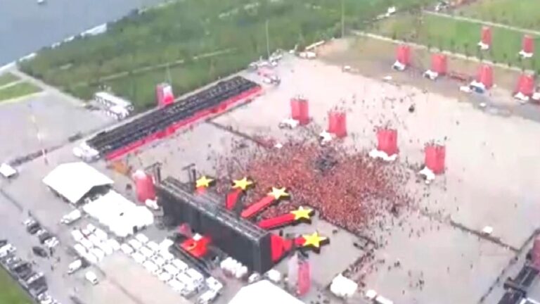 Galatasaray taraftarı takımlarını Yenikapı’da bekliyor
