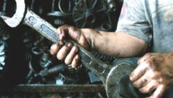 Hastaneye çocuk işçi arkadaşları kaldırmış: Çalıştırıldığı inşaattan düşen 12 yaşındaki çocuk işçi entübe edildi!